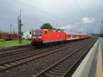 Eine BR 143 steht am 27.08.06 mit einer RB in Hanau Hbf 