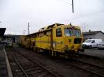 Schienenstopfexpress von Leonhard Weiss steht am 07.12.13 in Hanau Hbf 