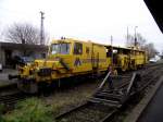 Schienenstopfexpress von Leonhard Weiss steht am 07.12.13 in Hanau Hbf vom Bahnsteig 101 aus fotografiert