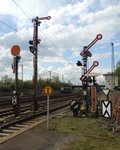 Zwei Flügelsignale am 08.04.16 in Hanau Hbf