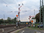 Beleuchtete Flügelsignale am 09.10.16 in Hanau Hbf