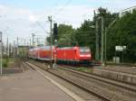 146 124 schiebt ihren RE am 21.08.08 aus dem Hbf Hannover heraus.