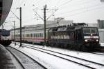 120 159 mit dem stark verspteten IC143 von Shipol nach Berlin Ostbahnhof am 20.12.09 in Hannover HBF