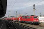 111 135-0 bei der Ausfahrt aus dem Bahnhof von Hannover Hbf.