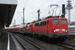 140 590 schleppt 111 145 mit einer Dosto-Garnitur nach Braunschweig und passiert Hannover HBF.