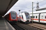 HANNOVER, 19.03.2016, zwei Doppelstock-Steuerwagen nebeneinander in Hannover Hbf; links RE1 nach Hannover Hbf, rechts ein IC2 auf Abstellgleis