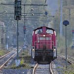 Die Rangierlokomotive 294 852-9 wartet Mitte April 2020 am Hattinger Bahnhof auf die Weiterfahrt.