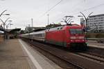 Am 02.10.2017 schiebt 101 021 den IC2370 nach Hamburg-Altona nach und verlässt gerade den Hauptbahnhof Heidelberg in Richtung Weinheim. 