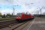 Am 25.10.2017 verlässt 147 020 mit RE19511 nach Stuttgart den Hauptbahnhof Heidelberg in Richtung Bruchsal.