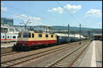 ZRT Bahnreisen auf Deutschland-Tour: Am ersten Tag der Rundreise, 17.06.2023, macht der Sonderzug Station in Heidelberg Hbf. Die Re 4/4 11393 alias 421 393-0 (IRSI) ist außerplanmäßig und knapp 10 Minuten zu früh auf Gleis 5 angekommen. Zur Freude einiger Fotografen stand der Prestige Continental Express mit dem Suisse Train Bleu noch eine ganze Weile am Bahnsteig, bevor der Zug zur Mittagspause in die Abstellung geschoben wurde.