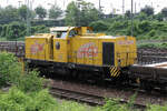 Die V 150.03, 1983 an die DR als 110 963/später DB 710 963, stand am 15.06.2004 mit der Seitenaufschrift  ebw  westlich des Hbf. Heidelberg.