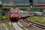 101 028-9 mit einem IC-Sandwich bei der Einfahrt in den Heidelberger Hbf.