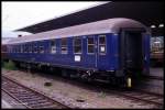 Ein Sonderling ist dieser blaue Speisewagen der DB: 518008-70001-6 ARmz  hier am 24.5.1990 im HBF Heidelberg.