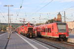 Historische Szenerie am Heilbronner Hbf am 30.07.2018: 425 811 kam gerade aus Mannheim an, daneben schleppt 363 153 gerade eine Dostogarnitur mit 114 ab.