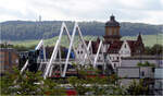 Der 'Blitz' über den Gleisen -     Blick von Norden auf die Fußgängerbrücke am Heilbronner Hauptbahnhof.