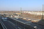 Die Bahnsteige in Heilbronn Hbf, mit der DB Außenreinigungsanlage rechts, am 05.02.2025.