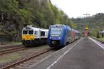 Während ECR 266 429-0 mit ihrem Militärzug aus Baumholder auf Ausfahrt Richtung Neunkirchen(Saar) wartet, dieselt 622 436 der vlexx als RB34 von Idar-Oberstein nach Baumholder durch den