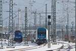 Winterlicher Blick in die Ausfahrt von Hof Hbf. Der Alex mit der 223 setzt um bzw zieht raus zum umsetzen, links wartet eine 140 der Press auf den wohl bald kommenden Einsatz....
Hof Hbf am 18.01.2016.