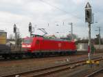 185 124-5 fhrt am 15/3/2004 mit einem Zug den Homburg (Saar) Hauptbahnhof durch.
