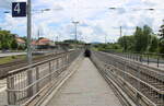 Die lange Rampe vom Bahnsteig 4 zur Unterfhrung, am 26.05.2024 in Hnfeld.