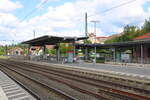Das kurze Bahnsteigdach an den Bahnsteigen 2 und 3, am 26.05.2024 in Hünfeld.