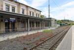 Das Schotterbett vom ehem. Bahnsteig 1 und der Bahnsteig 2, am 26.05.2024.