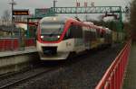 Die beiden Triebwagen 1005 und 1001 der Regio-Bahn stehen hier im Bahnhof Kaarst.