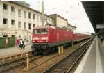 Im Oktober 2000 steht am Hausbahnsteig in Kaiserslautern 143 925 mit einer Regionalbahn nach Mannheim.