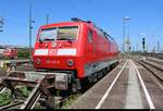 120 127-6 ist auf einem Stumpfgleis in Karlsruhe Hbf abgestellt.