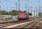 140 850-9 und eine Schwesterlok der BayernBahn GmbH sind im Gleisvorfeld von Karlsruhe Hbf abgestellt.