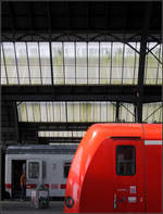 Die Schönheit des Alterns -    Die Glasscheiben des Hallendaches im Karlsruher Hauptbahnhof haben Patina angesetzt, was zu einem ganz eigenen Reiz führt.