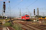 DB 101 102-2 erreicht am Abend des 13.06.2022 mit dem IC 2183 Karlsruhe Hbf.