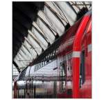 Impressionen Hauptbahnhof Karlsruhe -     Die Streben der Dachkonstruktion, Lichtreflexion im Dosto-Zug.