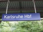 Ein Stationsschild vom Karlsruher Hauptbahnhof am 30.07.2010 auf dem Bahnsteig zu Gleis 102.