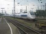 Dieser TGV POS fuhr am 22.07.2011 als TGV 9574 von Stuttgart Hbf nach Paris Est. Er fhrt zur Zeit den Hbf Karlsruhe auf Gleis 7 aus und strebt seinem nchsten Halt Strasbourg entgegen, den er nach ca. 40 Minuten Fahrzeit erreichen wird. Die Aufnahme entstand am Ende vom Bahnsteig zu Gleis 8/9 und wie man links sieht noch VOR dem Mnnchen.