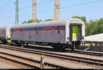 Blick auf einen Packwagen der Gattung  Dmz  (NVR-Nummer nicht bekannt) der RailAdventure GmbH, der in Karlsruhe Hbf abgestellt ist.
Aufgenommen vom Bahnsteig 13/14.
[8.7.2018 | 15:06 Uhr]
