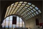 Impressionen Hauptbahnhof Karlsruhe -     Die imposante Bahnhofshalle mit ihrem Gewölbe und der Decken- und Seitenverglasung.