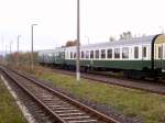 Wagenpark des  ROTKPPCHEN-EXPRESS  im Bahnhof Karsdorf, bestehend aus ehemaligen DR-Wagen, eingesetzt von der IGE-Werratal-Eisenach e.V.; 21.10.2007 