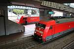 101 020-6 als IC 1174 (Linie 16) von Basel SBB nach Berlin Ostbahnhof (hinten) trifft auf 101 048-7 als verspäteter IC 2082  Königssee  (Linie 26) von Berchtesgaden Hbf nach Hamburg-Altona