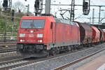 Eine Baureihe 185 durchfährt Gleis 5 des Kassel-Wilhemshöher Bahnhofes. 185 221-9  12.04.2022 