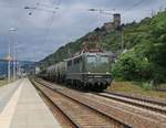 Am 14.07.2015 bespannte erneut die 140 438-3 der Bayernbahn den Henkel-Zug in Richtung Rüdesheim. Aufgenommen in Kaub am Rhein.