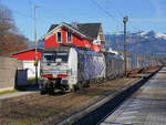Vectron 193 772 der Lokomotion durchfährt zusammen mit 189 924 den Bahnhof Kiefersfelden Richtung Kufstein.
5. Dezember 2019.