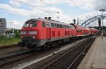 218 470-3 ist zurück in Kiel, damit erhöht sich der 218er-Bestand wieder auf 4 aktive Maschinen. Am 9.6.2016 ist sie für die Leistung des RE83 (RE21629) von Kiel Hauptbahnhof nach Lübeck Hauptbahnhof verantwortlich. Hier zieht sie soeben mit ihrem Zug bestehend aus 5 Dostos in den Kieler Hauptbahnhof.