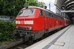 218 322-6 steht am 20.6.2016 mit dem RE72 (RE21925) von Flensburg im Kieler Hauptbahnhof.