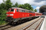 218 322-6 drückt den RE72 (RE21914) nach Flensburg am Mittag des 21.6.2016 in den Kieler Hauptbahnhof.