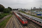 218 322-6 drückt am Mittag des 22.6.2016 den RE72 (RE21914) nach Flensburg aus der Kieler Abstellgruppe in den Hauptbahnhof.