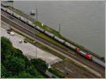 - Modellbahncharakter - Von der Festung Ehrenbreitstein kann man die Gterzge fotografieren, die durch den Bahnhof Koblenz-Ehrenbreitstein donnern. 24.06.2011 (Hans) 