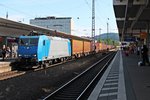 Mit einem Containerzug nach Belgien fuhr am 14.06.2015 die 185 527-9 von Crossrail durch den Koblenzer Hauptbahnhof.