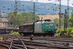 Durchfahrt am 18.06.2016 von Captrain 185 517-0 mit einem leeren Papierzug (Modena - Dortmund - Malmö) durch Koblenz Lützel in Richtung Bonn.