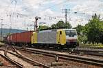 Einfahrt am 18.06.2016 von der Gelb-Silbernen MRCE/TXL ES 64 F4-095 (189 995-4) mit einem Containerzug in den Rangierbahnhof von Koblenz Lützel, als sie am DB Museum vorbei fuhr.